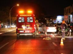 Homem cai da carroceria de caminhão em movimento, em Tubarão