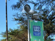 Bandeiras da campanha “Lixo não, amo o Rio Tubarão” são colocadas na beira rio