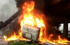Caminhão despenca de viaduto, pega fogo e explode em SC