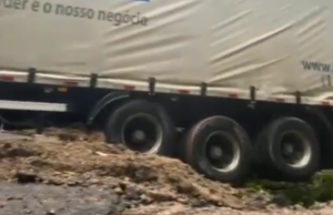 Carreta quase despenca e Serra do Corvo Branco é interditada