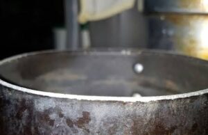 Homem mata colega e guarda o pênis em uma panela