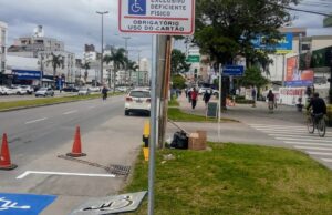 Município inicia adequações para sinalizar vagas especiais de estacionamento para autistas