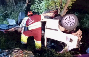Carro de Tubarão capota e motorista morre ao ser arremessado de veículo na BR-101