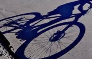 Bandido armado com faca ameaça vítima e rouba bicicleta em Tubarão