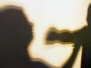 Homem agride esposa com socos e chutes em loja em Tubarão