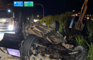 Grave acidente envolvendo três carros e uma retroescavadeira