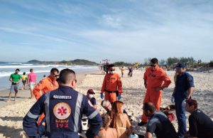 Homem morre afogado do entrar no mar para surfar em Garopaba