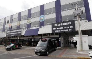 Mulher que matou o marido após descobrir estupro contra filha se entrega em Tubarão