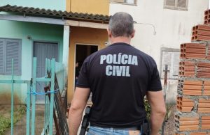 POLÍCIA CIVIL APREENDE ARMA, DROGAS E PRODUTOS SUSPEITOS DE FURTO EM ARARANGUÁ