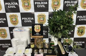 EM BLUMENAU, PCSC PRENDE “EMPREENDEDOR DO TRÁFICO” QUE ALÉM DA DROGA ENVIAVA KIT DO USUÁRIO