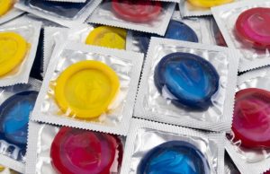 Prefeitura de Tubarão lança campanha de prevenção durante o Carnaval com distribuição de preservativos e autotestes de HIV