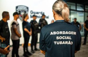 Força-tarefa em Tubarão aborda 17 pessoas em situação de rua e promove reencontro emocionante