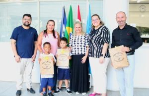 Estudantes de Tubarão recebem kits escolares em ação solidária da OAB e CAASC