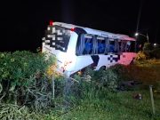 Três mulheres ficam feridas após micro-ônibus sair da pista em Içara