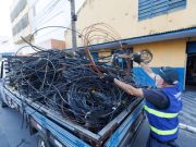 Terceira etapa de retirada de fios obsoletos recolhe 15 mil metros de cabos em Tubarão