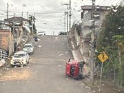 Idosa perde controle de carro e veículo desce ladeira, bate em muro e tomba