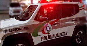 Árbitro é flagrado com simulacro de arma de fogo após confusão em jogo de futebol em Imbituba