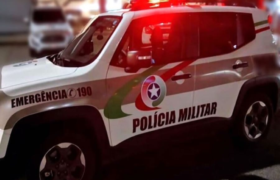 Árbitro é flagrado com simulacro de arma de fogo após confusão em jogo de futebol em Imbituba