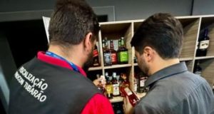 Operação conjunta apreende 200 garrafas de bebidas irregulares em Tubarão