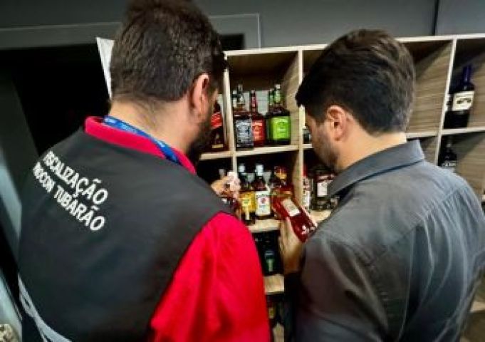 Operação conjunta apreende 200 garrafas de bebidas irregulares em Tubarão