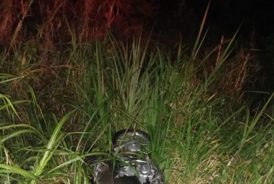 Motorista perde controle da direção e acidente deixa duas pessoas feridas