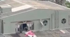 Vídeo: crianças são flagradas brincando com colchão em telhado