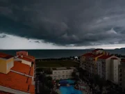 Ciclone extratropical avança sobre Santa Catarina e eleva risco de temporais nesta sexta-feira