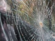 Em surto, homem não aceita término de namoro e destrói carro da ex em Laguna