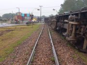 Trem de carga descarrila em Criciúma e trânsito é interrompido