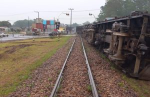 Trem de carga descarrila em Criciúma e trânsito é interrompido