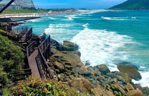 Mala com restos mortais é encontrada em praia catarinense