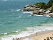 TJSC veda prisões por ato obsceno na Praia do Pinho e cobra explicações da prefeitura de Balneário Camboriú