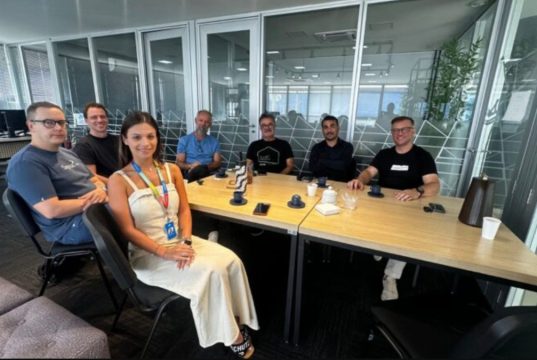 Reunião de planejamento do Innovation Summit 2026 em Tubarão entre Secretaria de Indústria e Sebrae.
