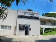 Fachada da Câmara de Vereadores de Tubarão com aviso sobre o retorno das sessões ordinárias