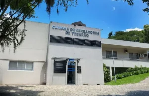 Fachada da Câmara de Vereadores de Tubarão com aviso sobre o retorno das sessões ordinárias