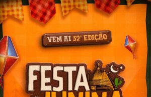 Cartaz oficial da 32ª Festa Junina do Bairro Passagem, em Tubarão (SC). A arte possui fundo laranja com ilustrações de bandeirinhas, balões, girassóis e milho. No centro, o título do evento em destaque e a data de 4 a 14 de junho em uma placa de madeira.