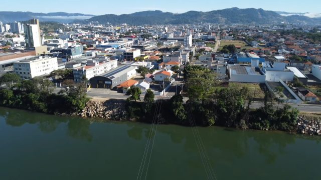 Tubarão, no estado de Santa Catarina, região Sul, vem se consolidando como referência em bem-estar e crescimento urbano. // YouTube.com/@DRONETUBARAOIMAGENS