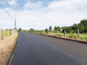 Equipes de pavimentação asfáltica trabalhando na Rua Cândido Darela, em Tubarão, próximo ao viaduto da rodovia.