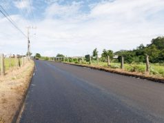 Equipes de pavimentação asfáltica trabalhando na Rua Cândido Darela, em Tubarão, próximo ao viaduto da rodovia.