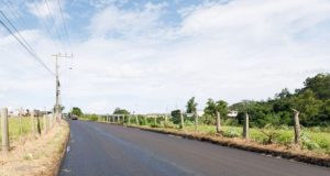 Equipes de pavimentação asfáltica trabalhando na Rua Cândido Darela, em Tubarão, próximo ao viaduto da rodovia.