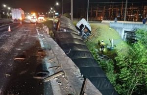 Carreta sai da pista, atinge mureta e cai de ponte na BR-101