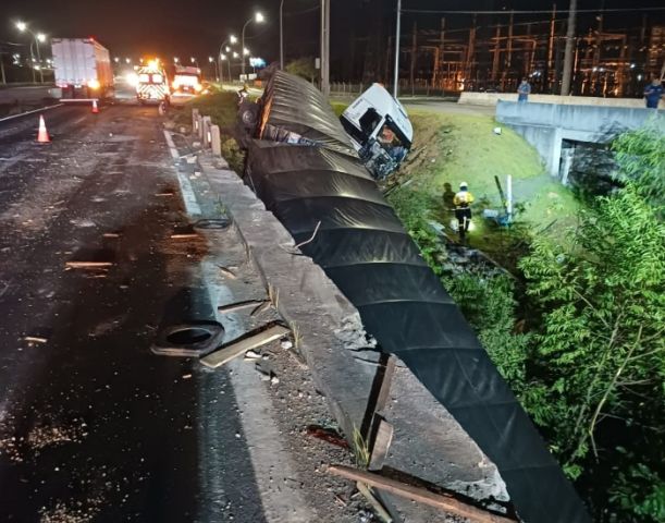 Carreta sai da pista, atinge mureta e cai de ponte na BR-101