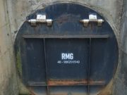 Detalhe de uma das comportas do Rio Tubarão que recebeu manutenção preventiva da Defesa Civil, mostrando a estrutura metálica e os pontos de fixação.