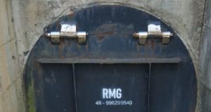 Detalhe de uma das comportas do Rio Tubarão que recebeu manutenção preventiva da Defesa Civil, mostrando a estrutura metálica e os pontos de fixação.
