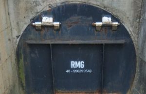 Defesa Civil de Tubarão Reforça Manutenção das Comportas do Rio: Veja as Ações Detalhe de uma das comportas do Rio Tubarão que recebeu manutenção preventiva da Defesa Civil, mostrando a estrutura metálica e os pontos de fixação.