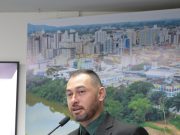 Imagem do vereador Rafael Tchê na tribuna da câmara de vereadores de Tubarão