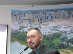 Vereador Rafael Tchê propõe “Multa Solidária” e bônus por denúncia de descarte irregular em Tubarão Imagem do vereador Rafael Tchê na tribuna da câmara de vereadores de Tubarão