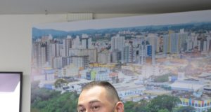 Imagem do vereador Rafael Tchê na tribuna da câmara de vereadores de Tubarão