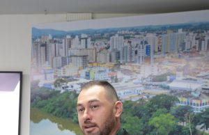 Imagem do vereador Rafael Tchê na tribuna da câmara de vereadores de Tubarão