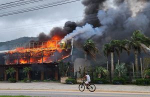 Incêndio destrói casa e floricultura às margens da SC-434